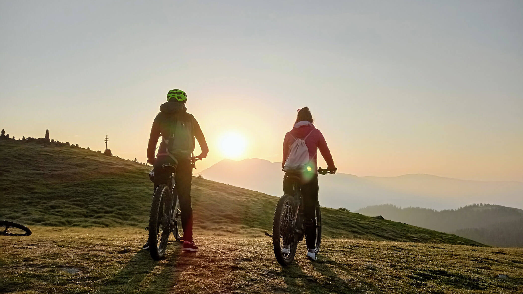 Fahrradfahrer schauen sich den Sonnenuntergang an